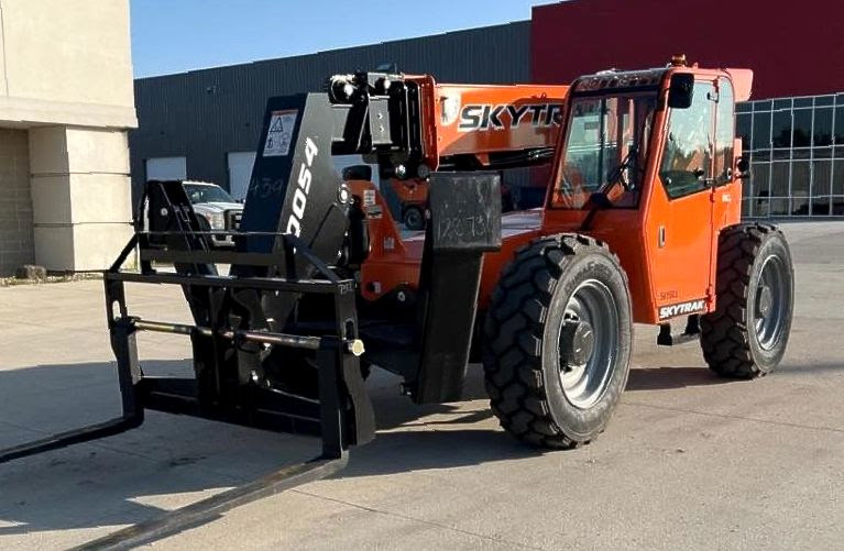 2023 Skytrak 10054 Telehandler - Image 2