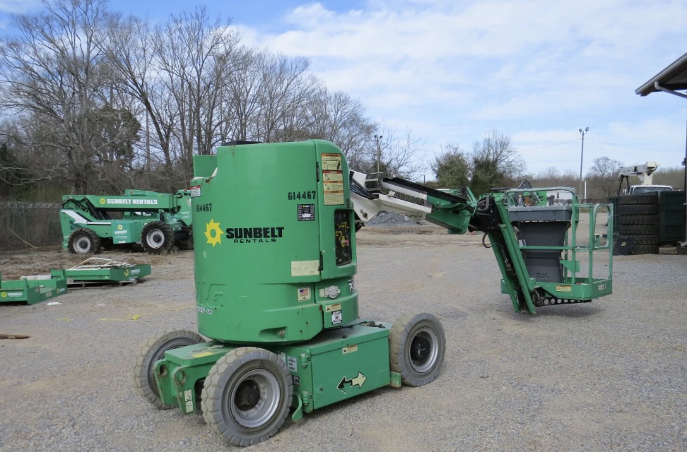 2016 JLG E300AJP - Image 2