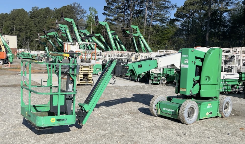 2016 JLG E300AJP - Image 3