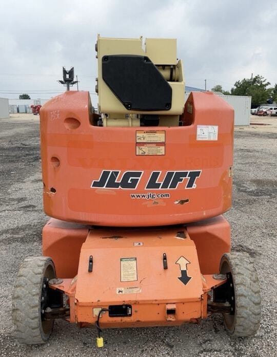 2014 JLG E400AJ - Image 2