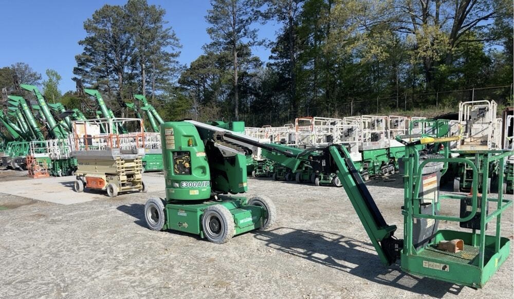 2016 JLG E300AJP - Image 2