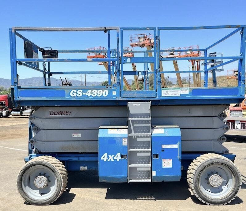 2015 Genie GS-4049 - Image 2