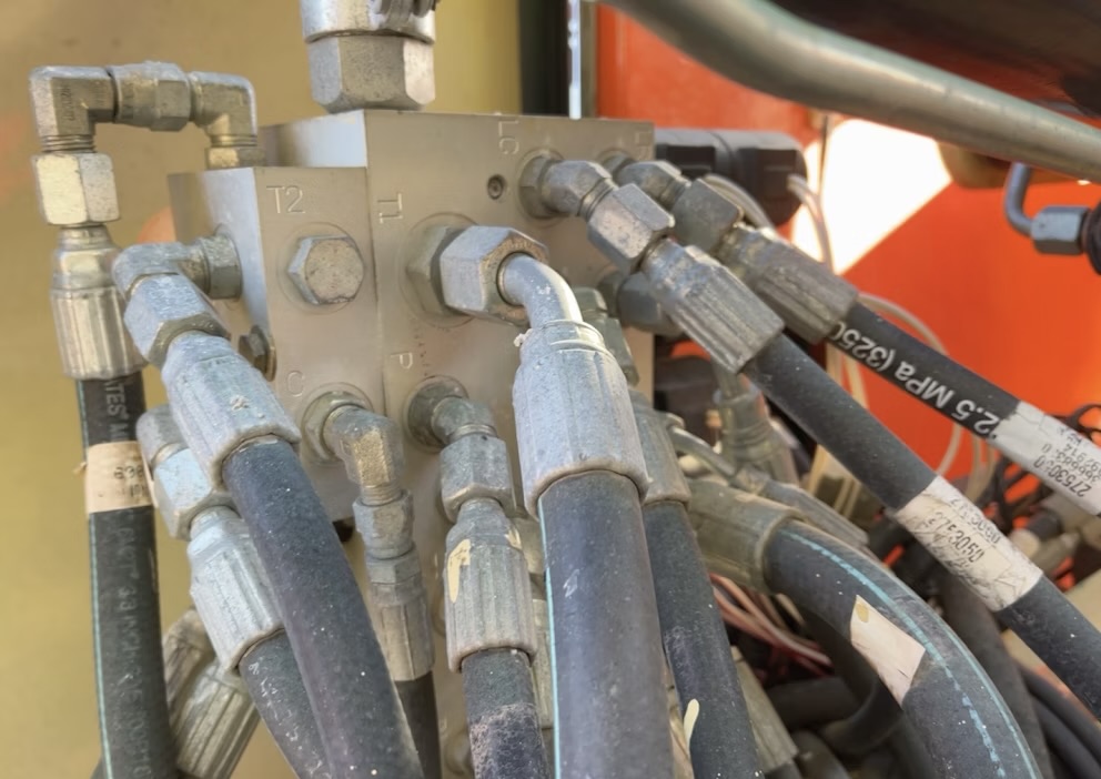 2011 JLG E450AJP - Image 6