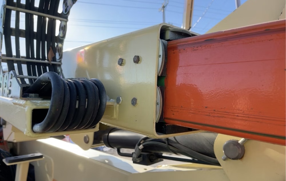 2011 JLG E450AJP - Image 7