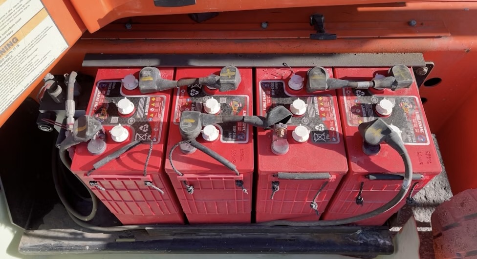 2011 JLG E450AJP - Image 4