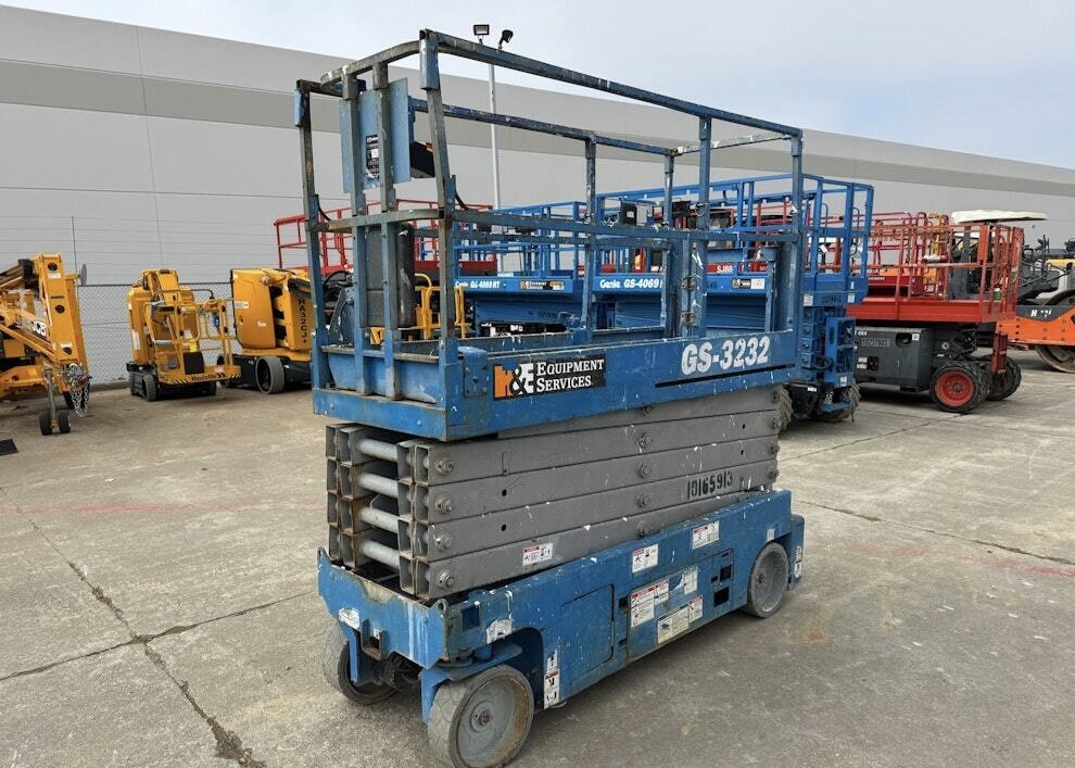 2017 Genie GS-3232 Scissor Lift - Image 2