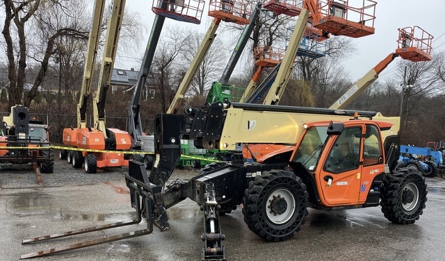 2017 JLG 1055